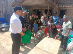 Danrem 061 Sk Salurkan Bantuan Sembako dan Makanan Tambahan untuk Warga Mekarmukti di Lokasi TMMD Ke-129 Cianjur
