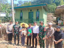 Penuh Haru, Danrem 061 Sk Serahkan Kunci Rumah Rutilahu TMMD Ke-129 di Cianjur