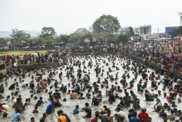 Tradisi Ngagogo Lauk Meriahkan HUT ke-81 RI di Sumedang, 1,5 Ton Ikan Jadi Rebutan Warga