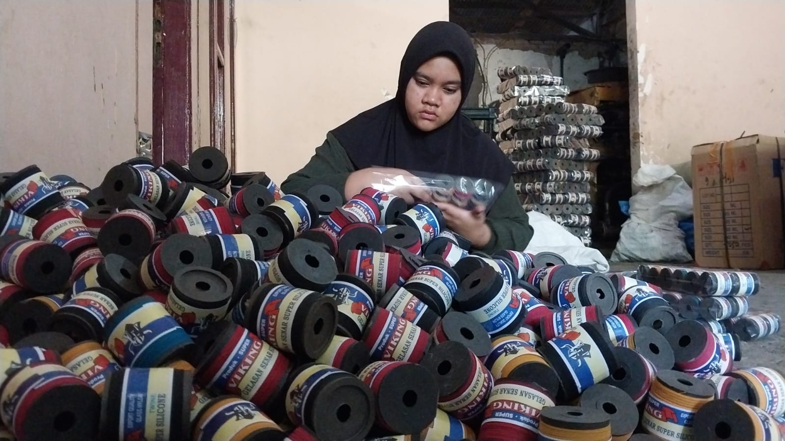 Musim Kemarau, Pengrajin Gelasan di Sumedang Kebanjiran Berkah