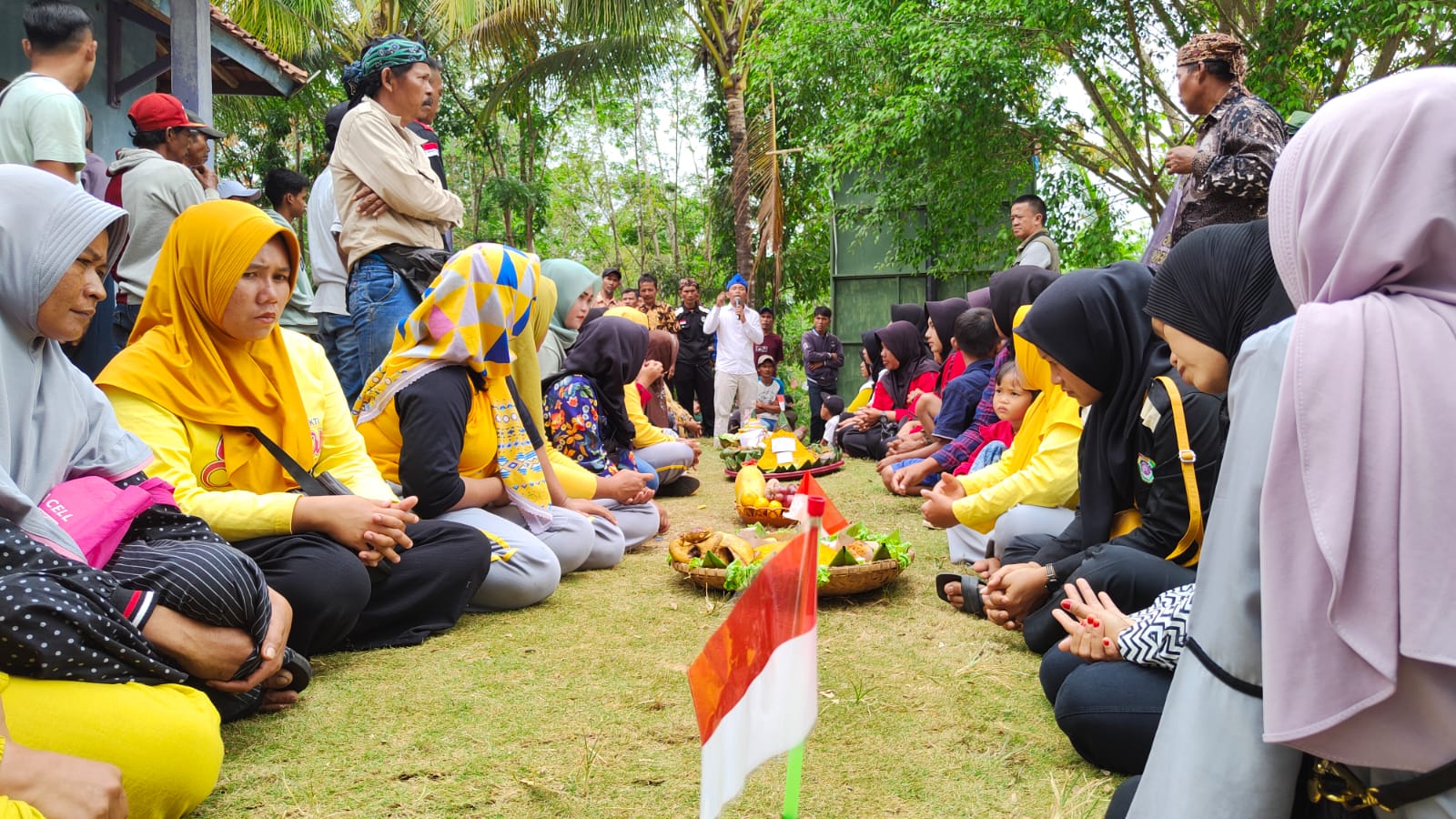 HUT RI ke-78, Nasi Tumpeng dan Ikrar Tolak Bank Emok di Garut