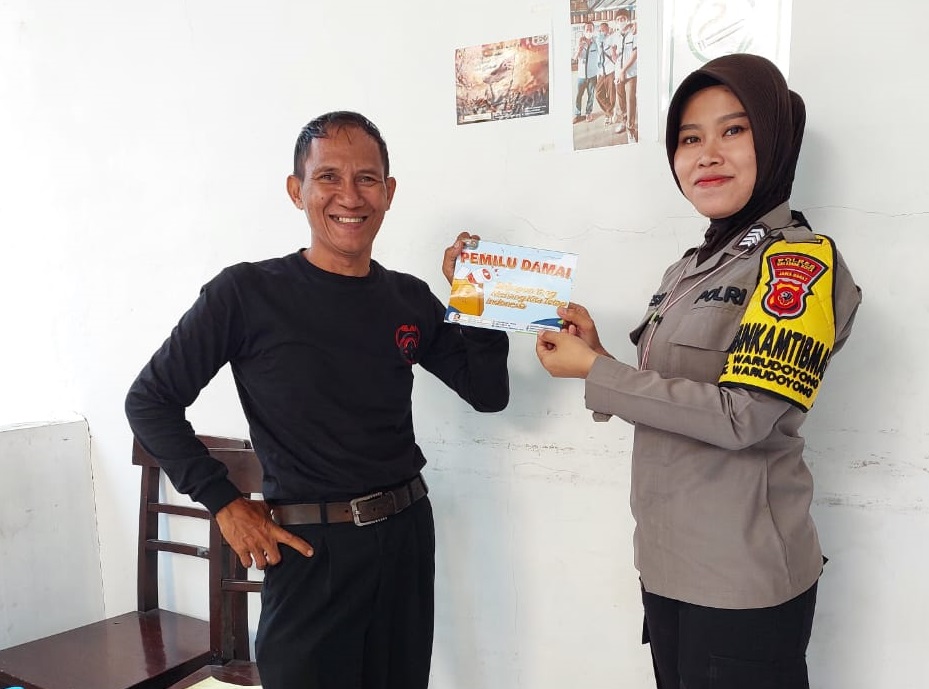 Polisi di Sukabumi Sebar Brosur Seruan Pemilu Damai