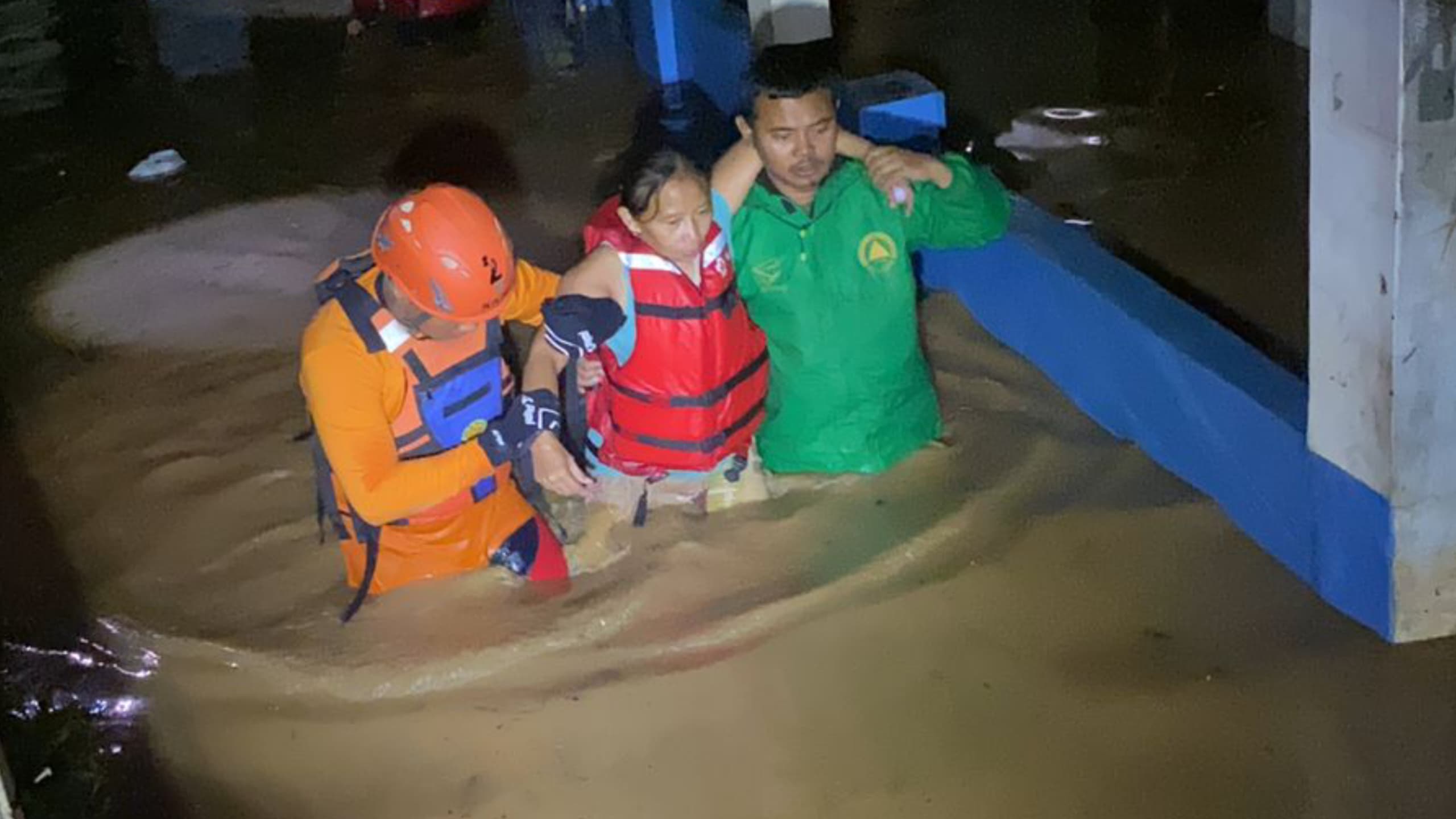 Tim SAR Gabungan Evakuasi Warga Terdampak Banjir Di Banjaran