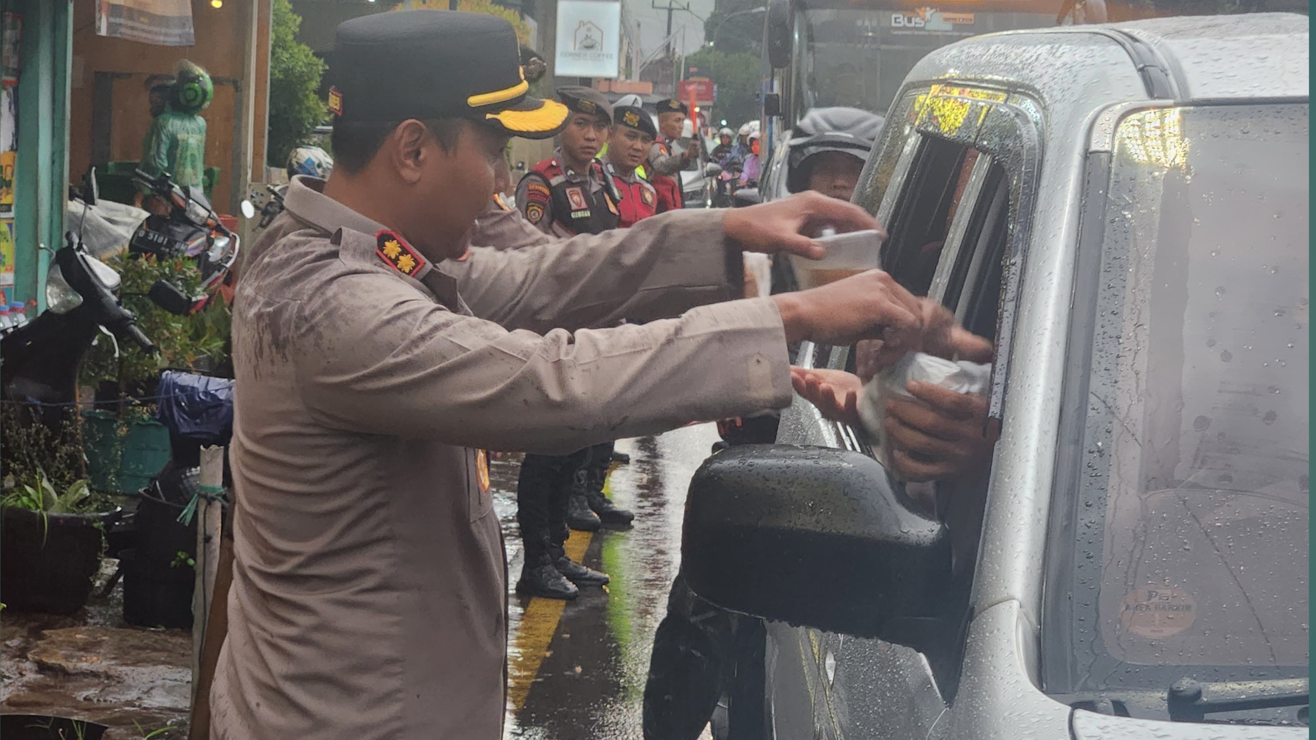 Wujud Kepedulian di Bulan Ramadhan, Kapolres Sumedang Bagi-Bagi Takjil Kepada Pengguna Jalan