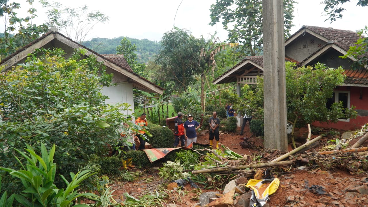 Banjir Lumpur Disposal Terjang Pemukiman Warga