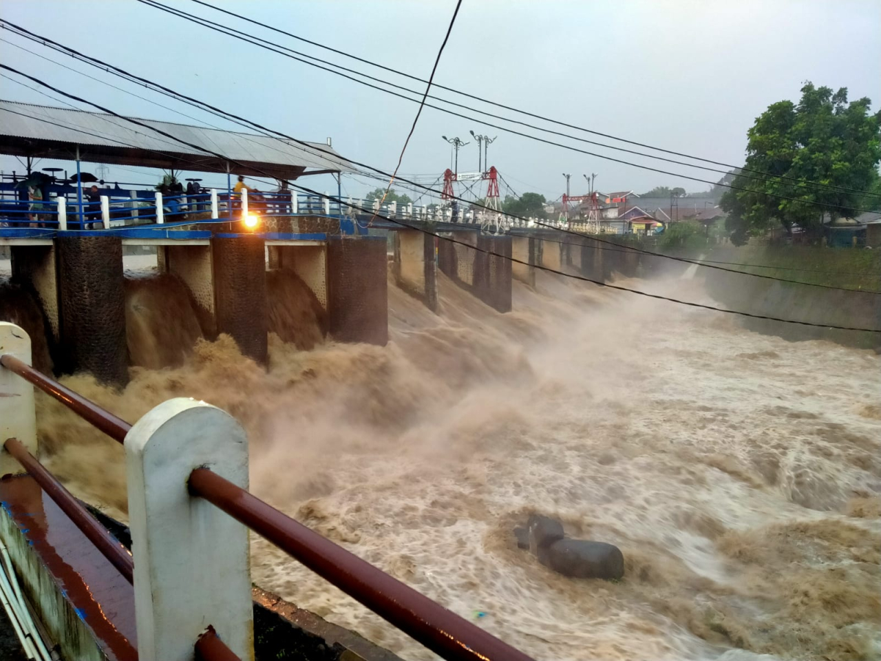 Hujan Lebat di Puncak dan Kota Bogor, TMA Kali Ciliwung Siaga 3