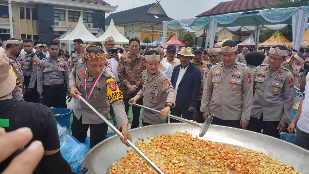 Polres Sumedang Cetak 3 Rekor MURI: Tanam 18 Ribu Bibit Ubi Cilembu Dalam Polybag