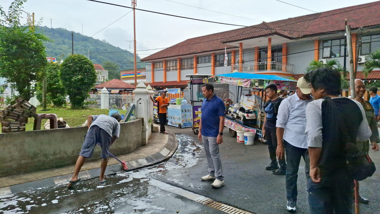 Bupati Dony Pimpin Bersih-Bersih Alun-alun Sumedang Jelang Ramadan: PKL Diminta Jaga Kebersihan
