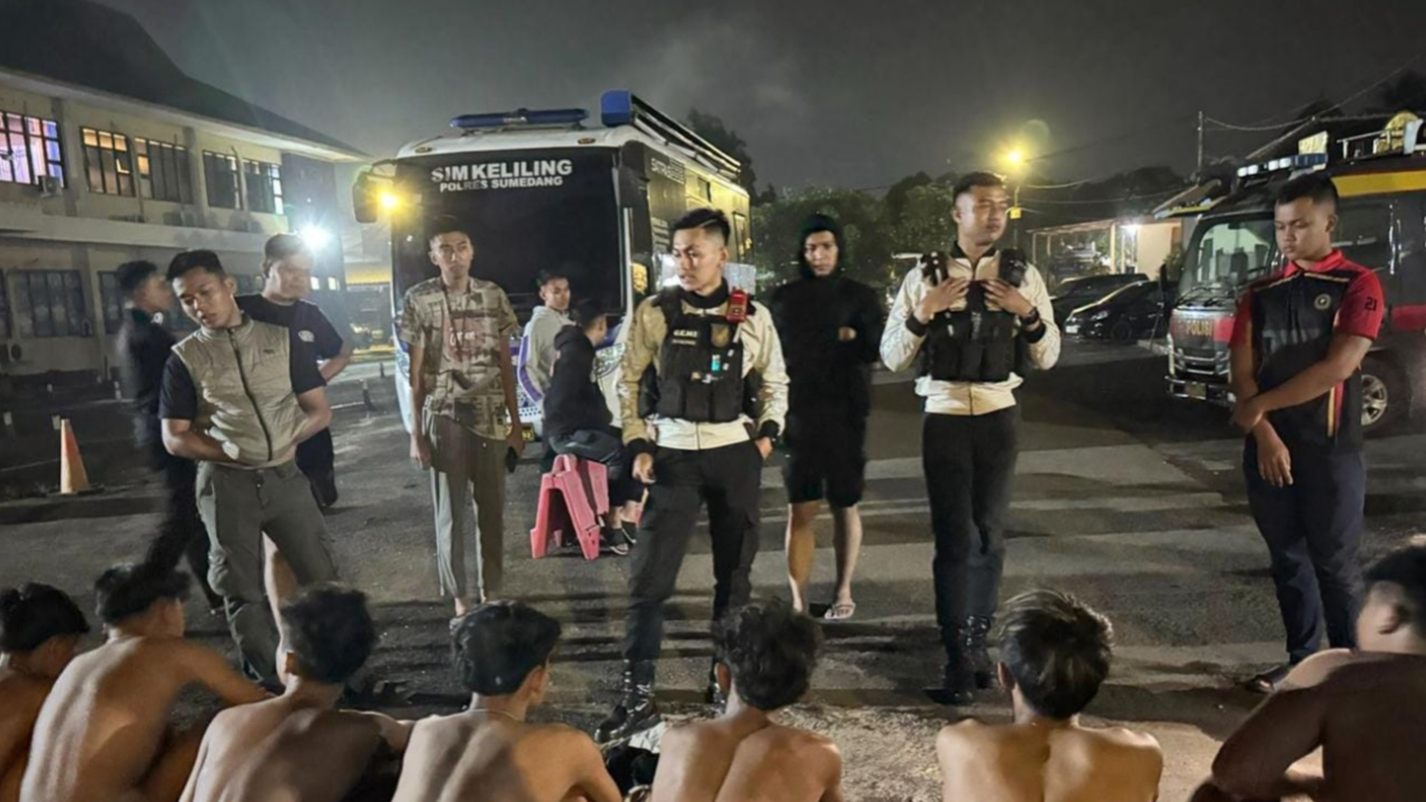 Polres Sumedang Ciduk 10 Remaja Saat Rencana 'Perang Sarung' di Jl Naluk, 8 Sarung Isi Batu Disita!