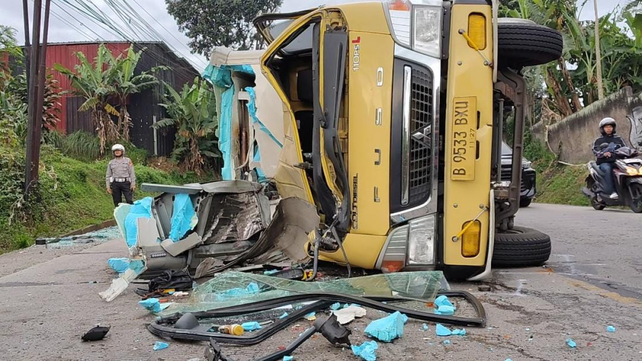 Kecelakaan Maut di Sumedang: Mobil Box Terguling Tabrak Fuso dan Sedan, 8 Luka Termasuk 2 Patah Tulang