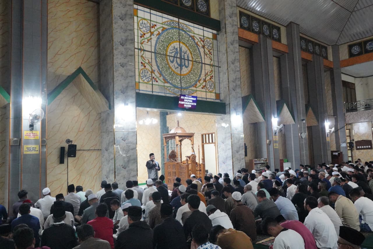 Bupati Garut Salat Tarawih Perdana di Masjid Agung, Ingatkan ASN Jaga Produktivitas Saat Puasa