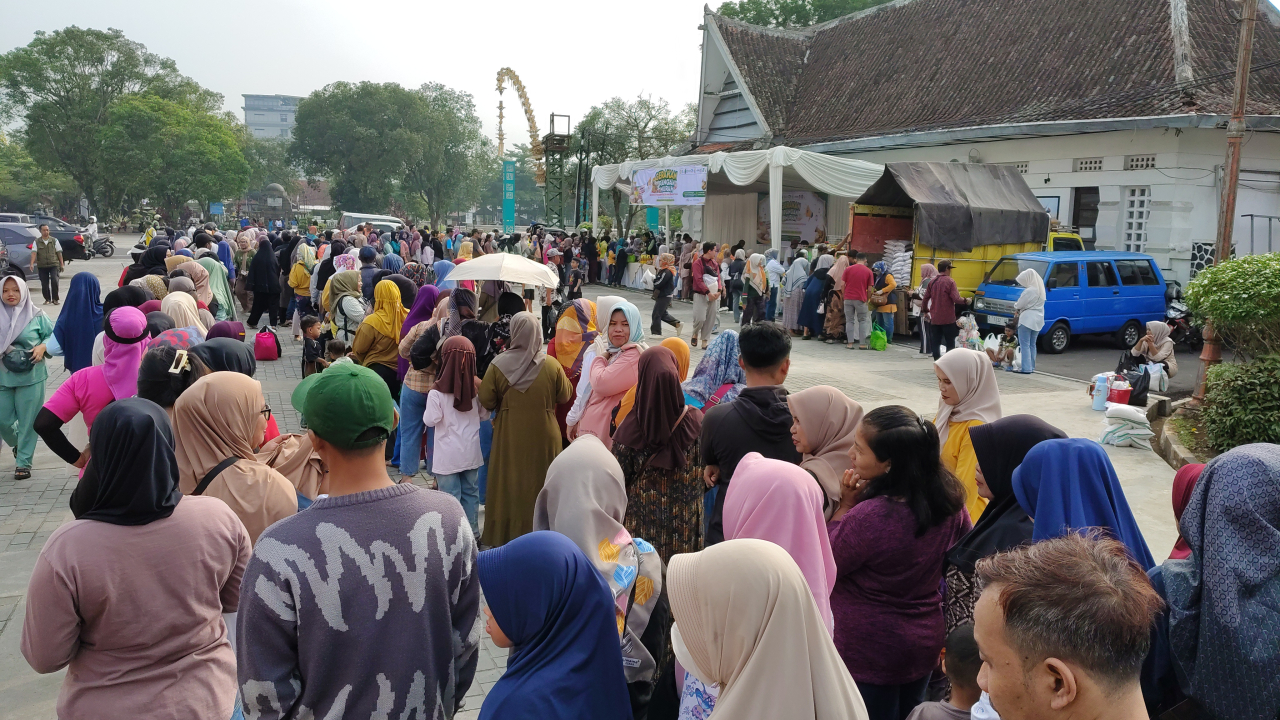Pemkab Sumedang Gelar Gerakan Pangan Murah Jelang Idul Adha 1447 H, Ribuan Warga Antre