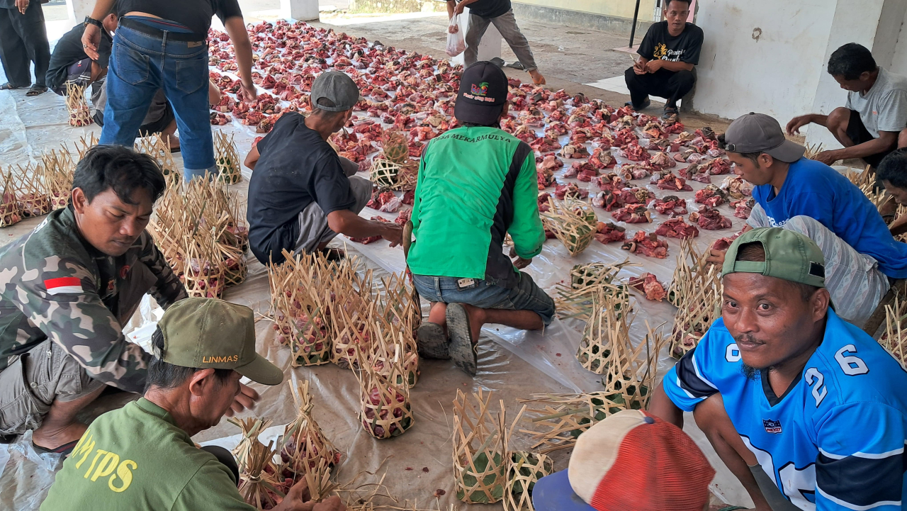 Dusun Cimuruy Pakai Rinjing Anyaman untuk Pembagian Daging Kurban, Dorong Pengurangan Sampah Plastik dan Dukung UMKM