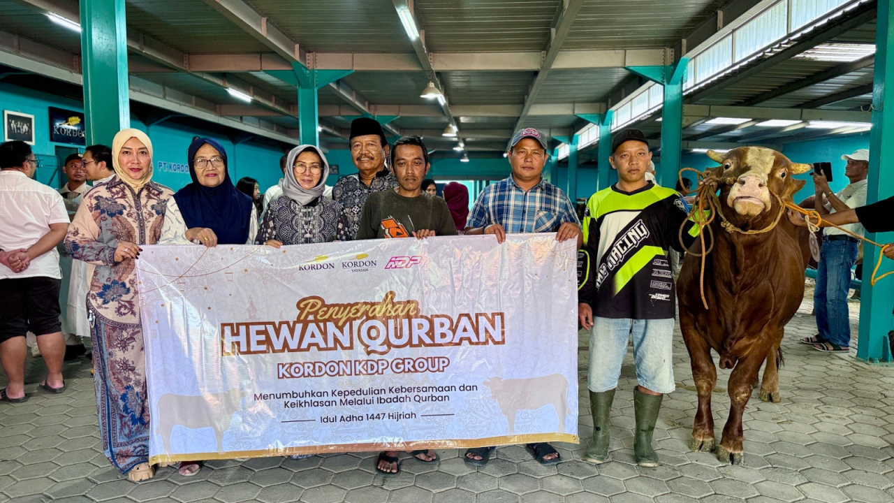 PT. Kordon Putra Sinergi Salurkan 6.215 Bungkus Daging Kurban dan Berangkatkan 9 Karyawan Umroh