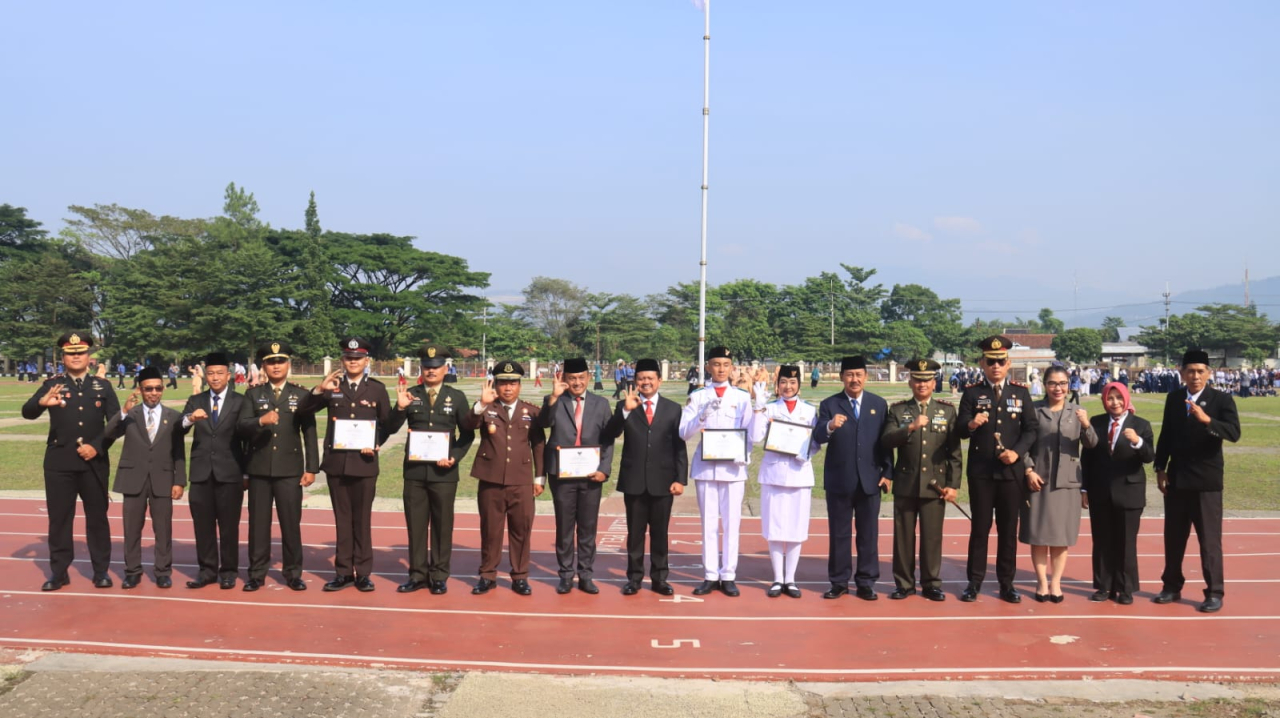 Upacara Hari Lahir Pancasila 2026, Bupati Dony Beri Penghargaan untuk Pembina dan Anggota Paskibraka Sumedang