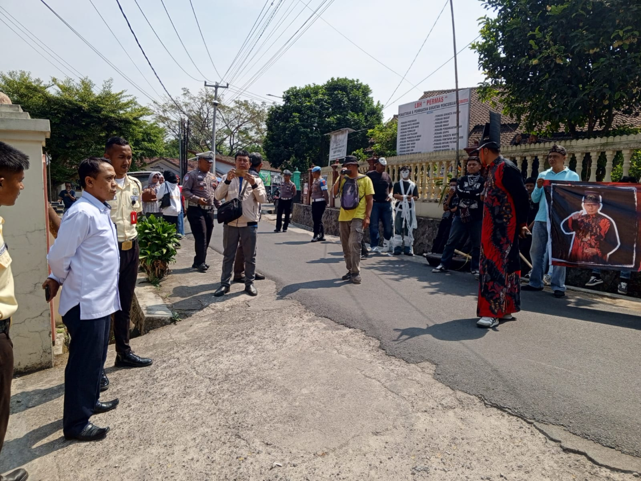 Tuntut Keadilan Harta Miliaran Rupiah, Gelar Aksi Damai Teatrikal dan Musik Tanji di PA Sumedang