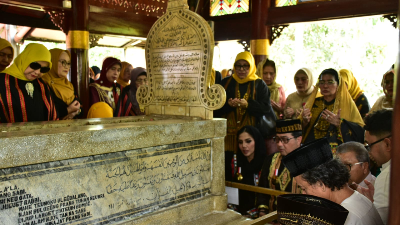 Napak Tilas Sejarah, Menteri Ekraf Teuku Riefky Ziarah ke Makam Cut Nyak Dien di Sumedang